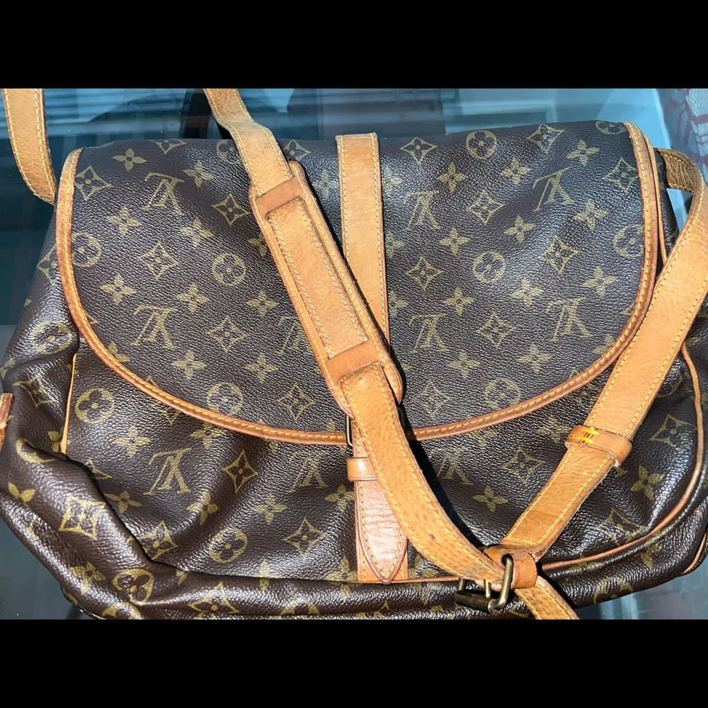 Authentic Beautiful Louis Vuitton Saumur 35 Shoulder Bag. - Picture 6 of 16